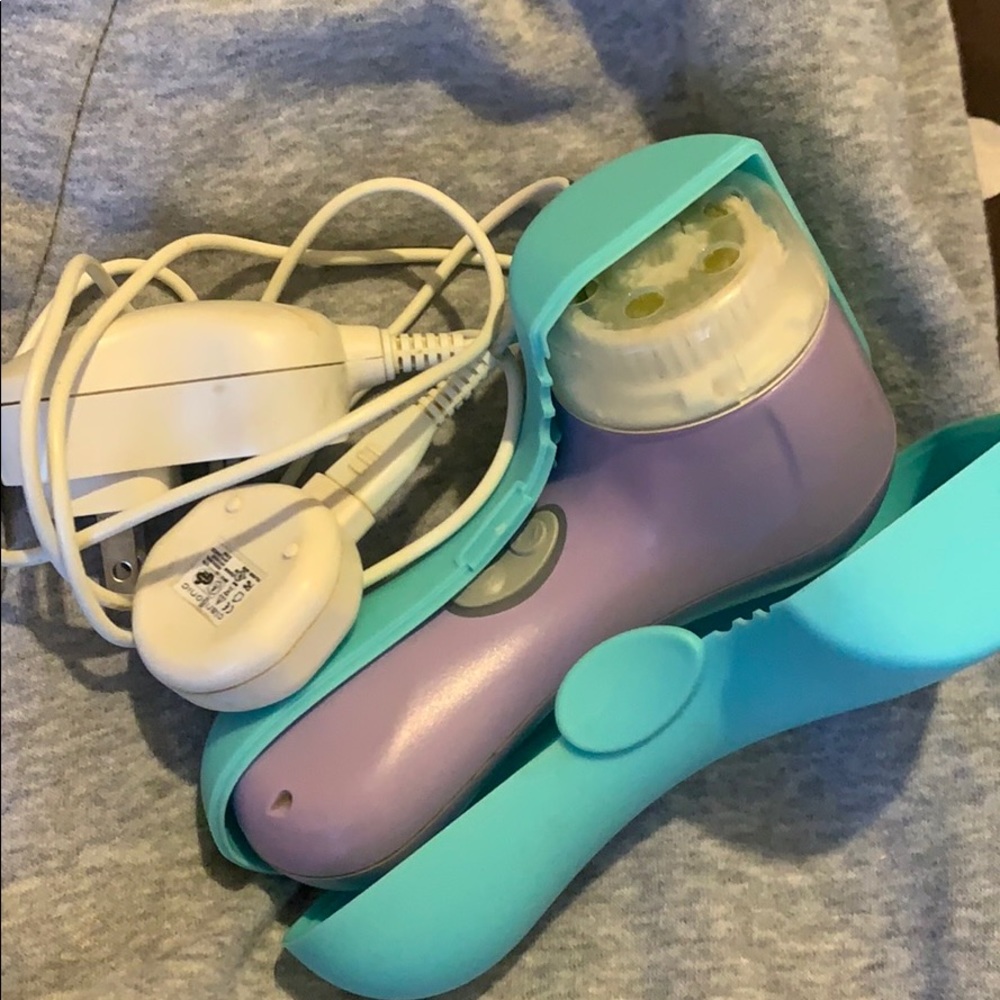 Clairisonic Mia 2 Lavender Cleansing Brush - Picture 3 of 3